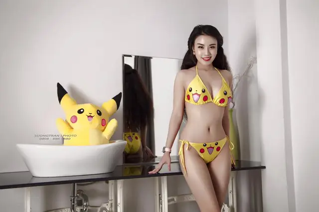 Linh Miu ăn mặc gợi cảm đi "bắt" Pokémon 