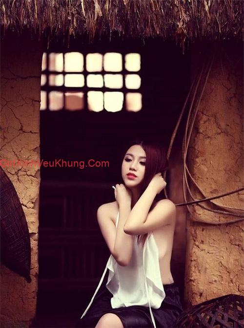 Hot girl Linh Miu táo bạo với áo yếm