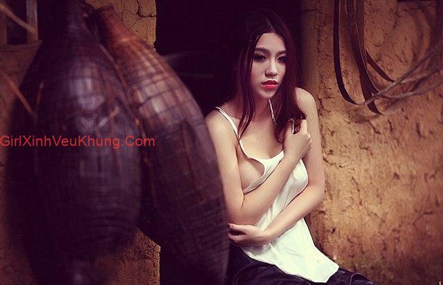 Hot girl Linh Miu táo bạo với áo yếm