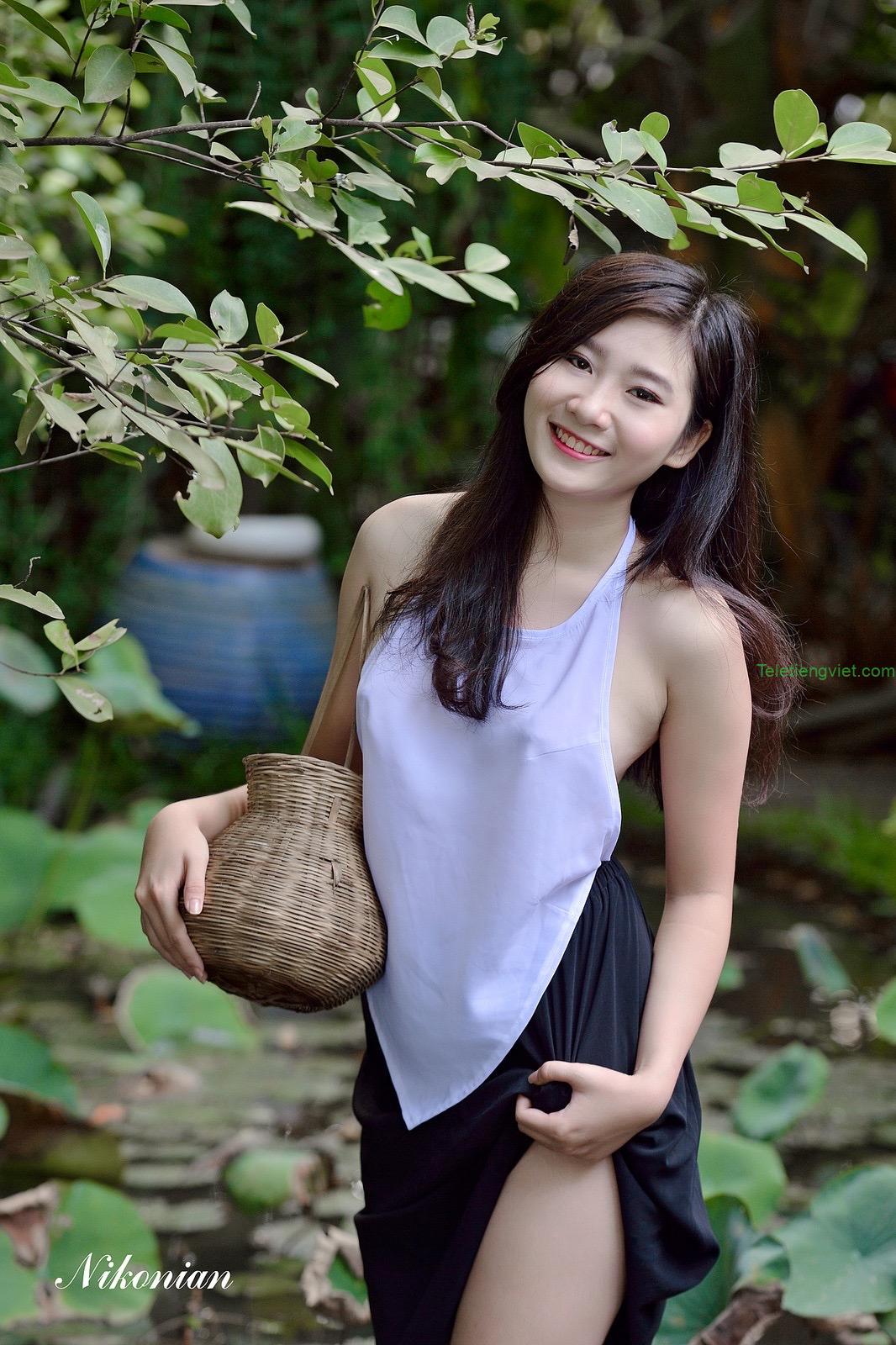 Loạt ảnh gái xinh Việt mặc áo yếm không nội y